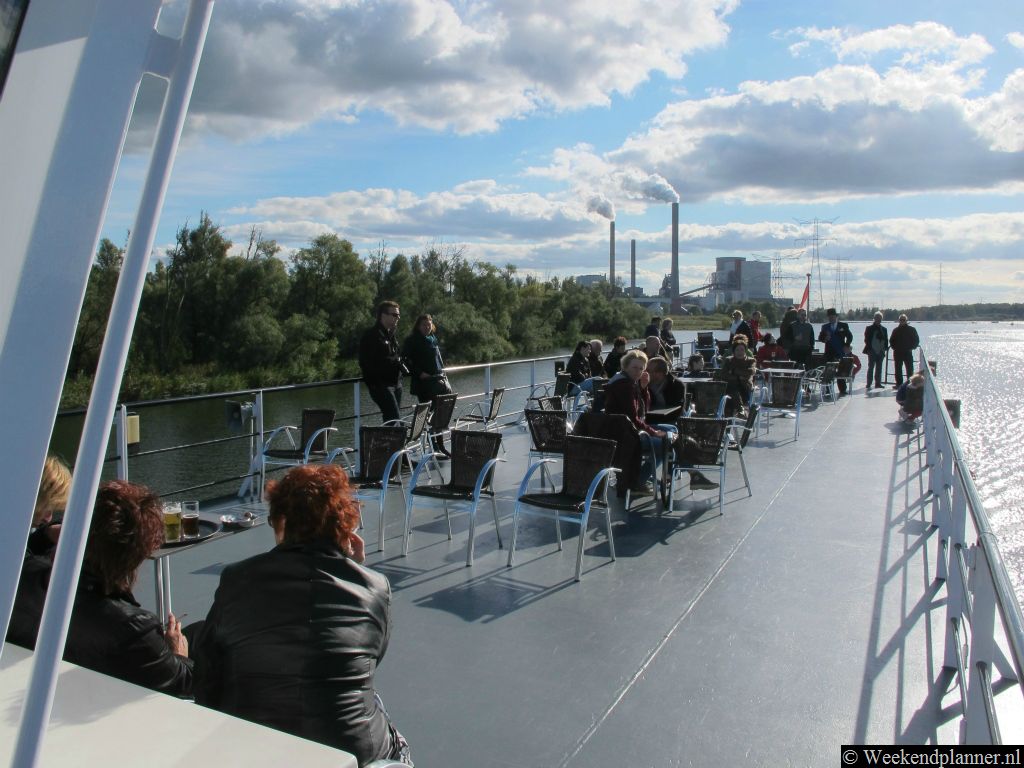 Vanaf de rondvaartboten uit Drimmelen heb je een mooi uitzicht over het natuurgebied. De boten zijn wel wat groter dan de rondvaartboten uit Hank, Werkendam en Dordrecht. Tips: De rondvaarten in de Biesbosch.
